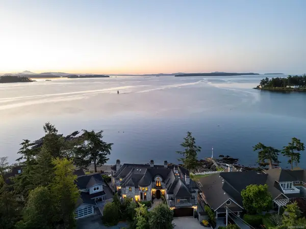 10493 Allbay Rd, Sidney BC V8L 2P2 - 3 bed, 5 bath in Sidney