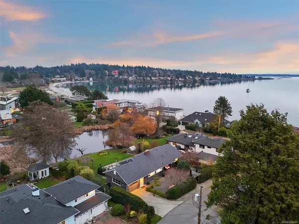 3752 Waring Pl, Saanich BC V8P 5G1 - 4 bed, 4 bath in Saanich