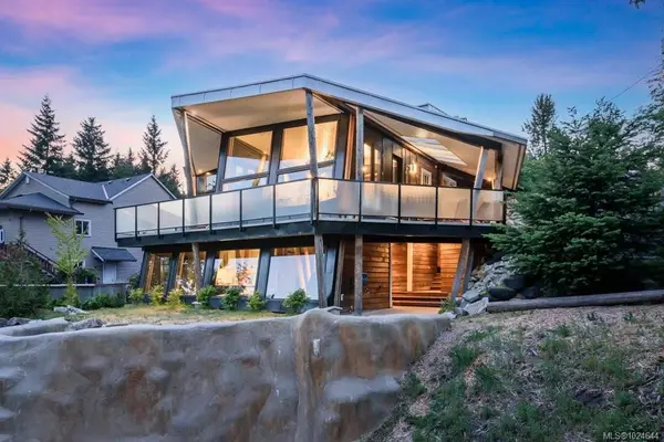 2613 Dunsmuir Ave, Cumberland BC V0R 1S0