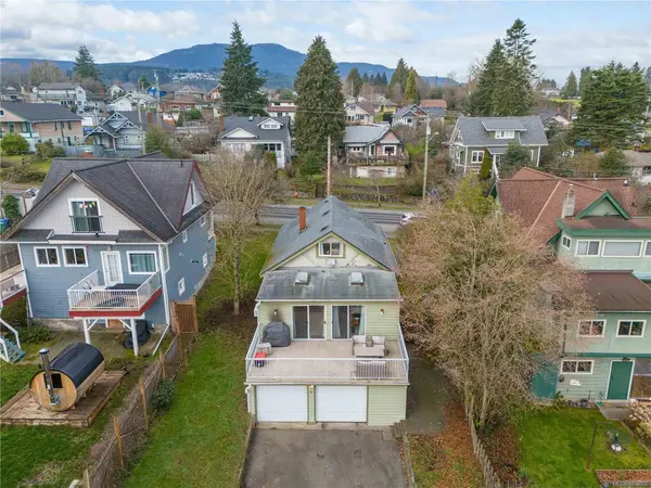 38 Machleary St, Nanaimo BC V9R 2G4 - 4 bed, 2 bath in Nanaimo