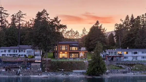 8213 Lochside Dr, Central Saanich BC V8M 1T9 - 4 bed, 5 bath in Central Saanich