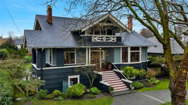 2753 Cavendish Ave, Oak Bay BC V8R 2G7 - 6 bed, 3 bath in Oak Bay