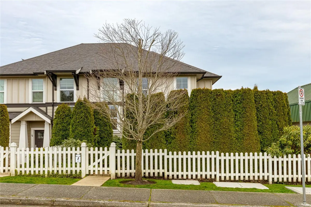 3903 Douglas St # 5, Saanich BC V8X 5L3
