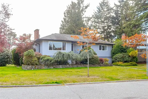 1723 Taylor St, Saanich BC V8R 3E7 - 5 bed, 3 bath in Saanich