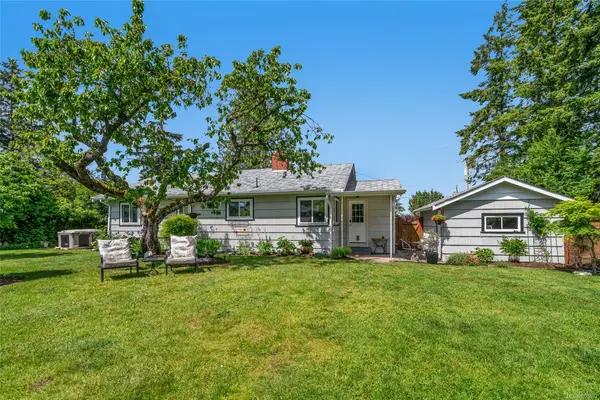 380 Hirst Ave W, Parksville BC V9P 1K4 - 3 bed, 1 bath in Parksville