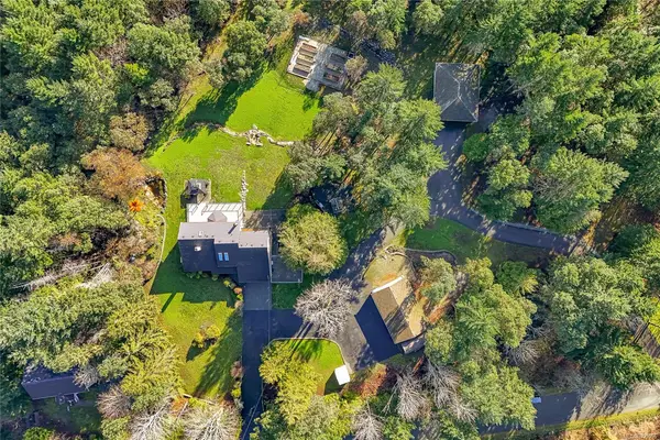 8273 Thomson Pl, Central Saanich BC V8M 1T6 - 5 bed, 5 bath in Central Saanich