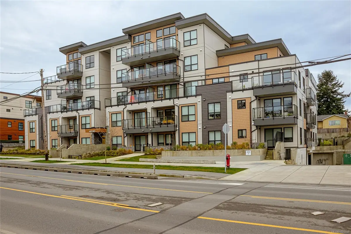 4030 Shelbourne St # 203, Saanich BC V8N 3E4