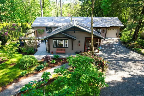 1126 North Rd, Gabriola Island BC V0R 1X3 - 3 bed, 3 bath in Gabriola Island