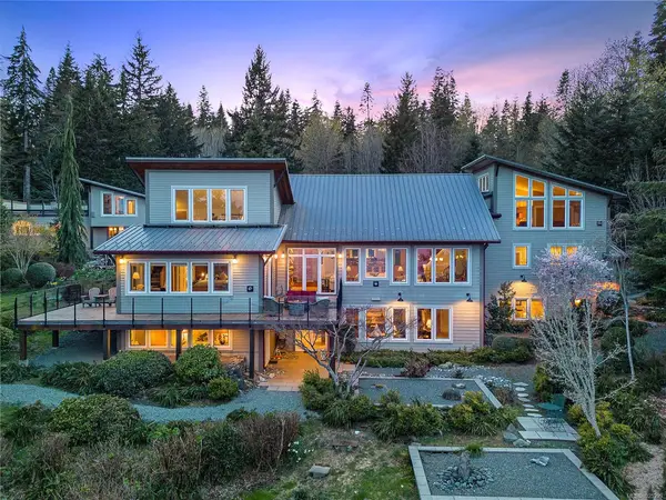 6520 Eagles Dr, Courtenay BC V9J 1V4 - 5 bed, 5 bath in Courtenay