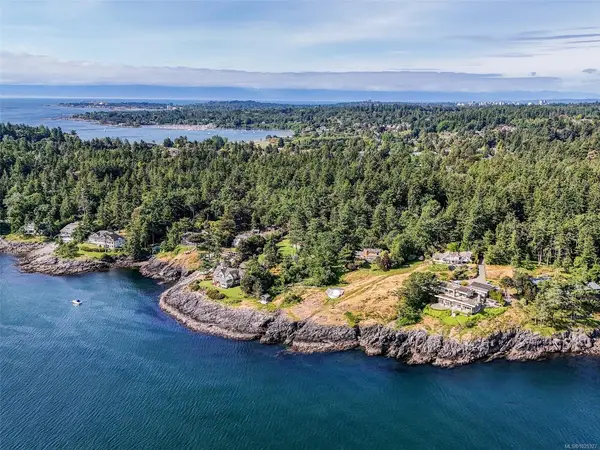 2550 Queenswood Dr, Saanich BC V8N 1X5 - 5 bed, 3 bath in Saanich