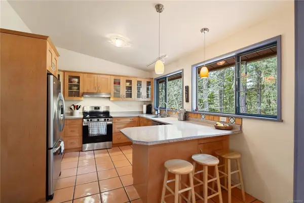 100 Viaduct Ave W, Saanich BC V9E 1J3 - 5 bed, 3 bath in Saanich