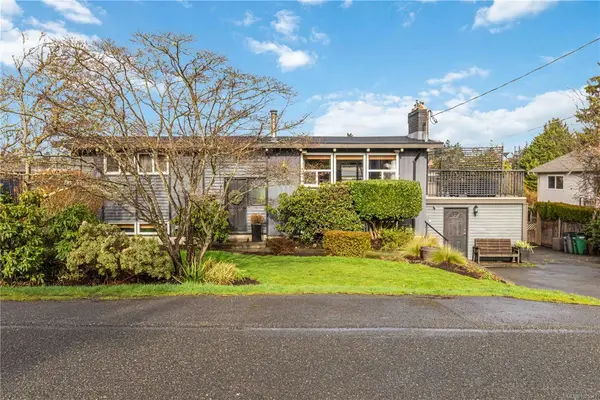 580 Baker St, Saanich BC V8Z 2H5 - 3 bed, 2 bath in Saanich