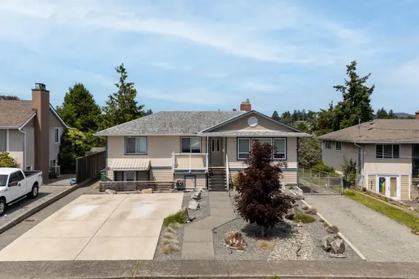 582 Baxter Ave, Saanich BC V8Z 2G7 - 5 bed, 2 bath in Saanich