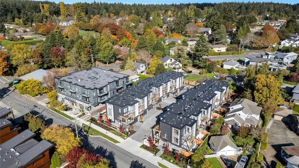 2590 Penrhyn St # 13, Saanich BC V8N 1G3 - 3 bed, 4 bath in Saanich