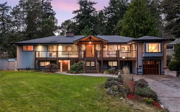 2881 Phyllis St, Saanich BC V8N 1Y8 - 6 bed, 5 bath in Saanich