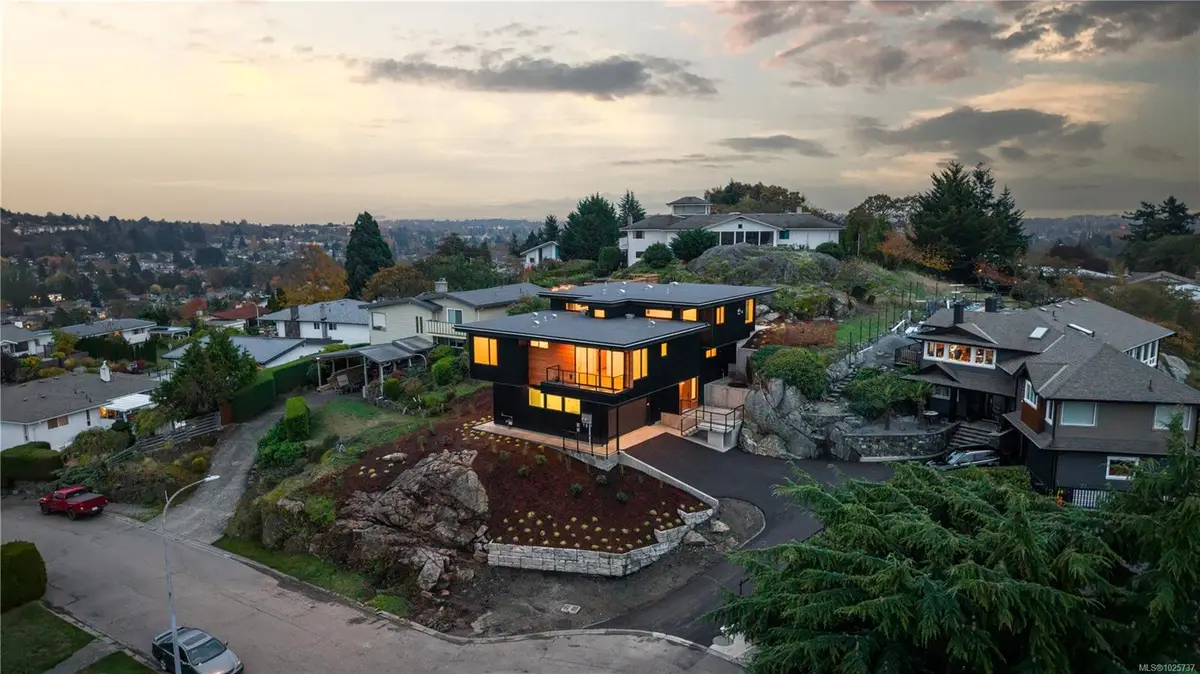 3700 Kootenay Pl, Saanich BC V8P 2G2