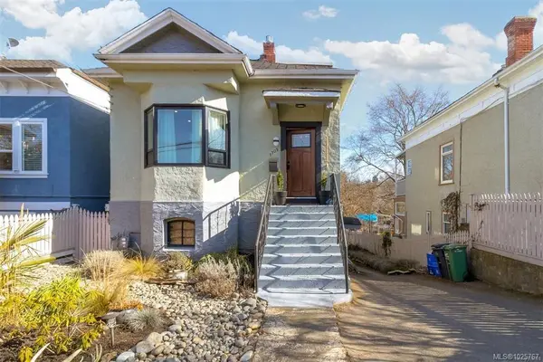 1709 Fernwood Rd, Victoria BC V8T 2Y3 - 4 bed, 2 bath in Victoria