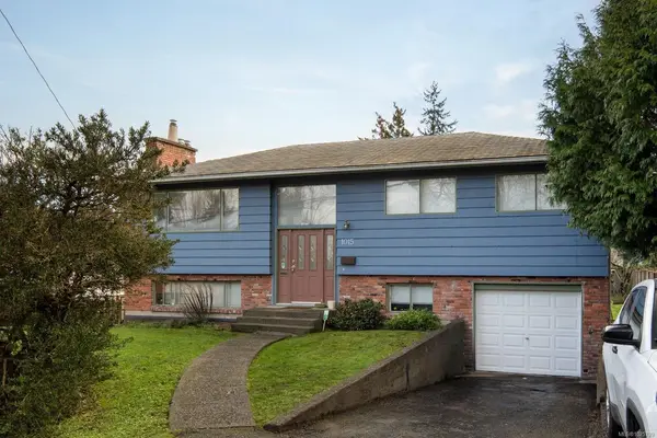 1015 Kenneth St, Saanich BC V8X 3J3 - 6 bed, 2 bath in Saanich