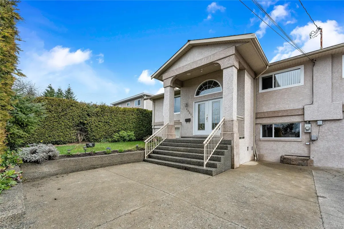 4325 Dieppe Rd, Saanich BC V8X 2N4