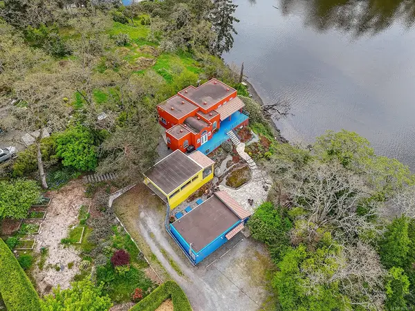 3711 Grange Rd, Saanich BC V8Z 4S9