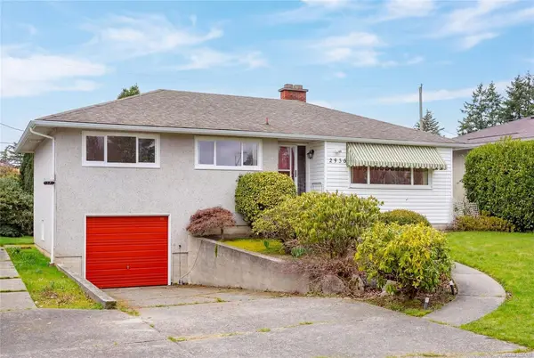 2930 Oriole St, Saanich BC V8R 2W8 - 5 bed, 2 bath in Saanich