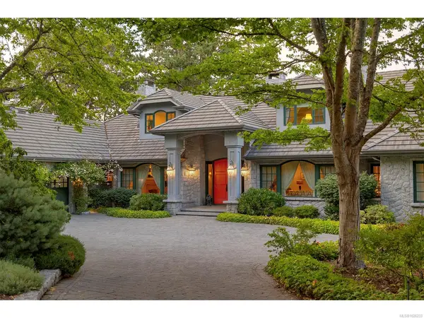 3445 Beach Dr, Oak Bay BC V8R 6M6 - 5 bed, 9 bath in Oak Bay