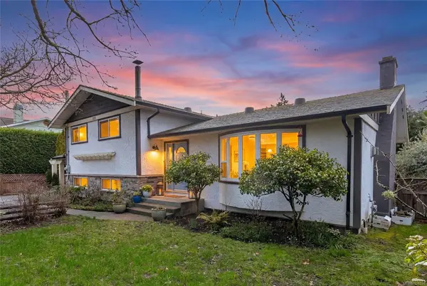 1117 Clarke Rd, Central Saanich BC V8M 1E2 - 4 bed, 3 bath in Central Saanich