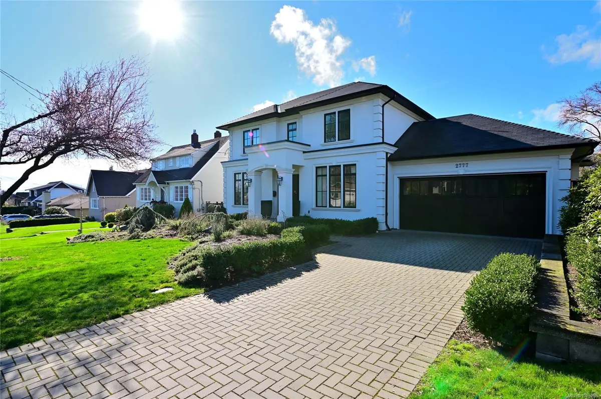 2777 Dewdney Ave, Oak Bay BC V8R 3M3