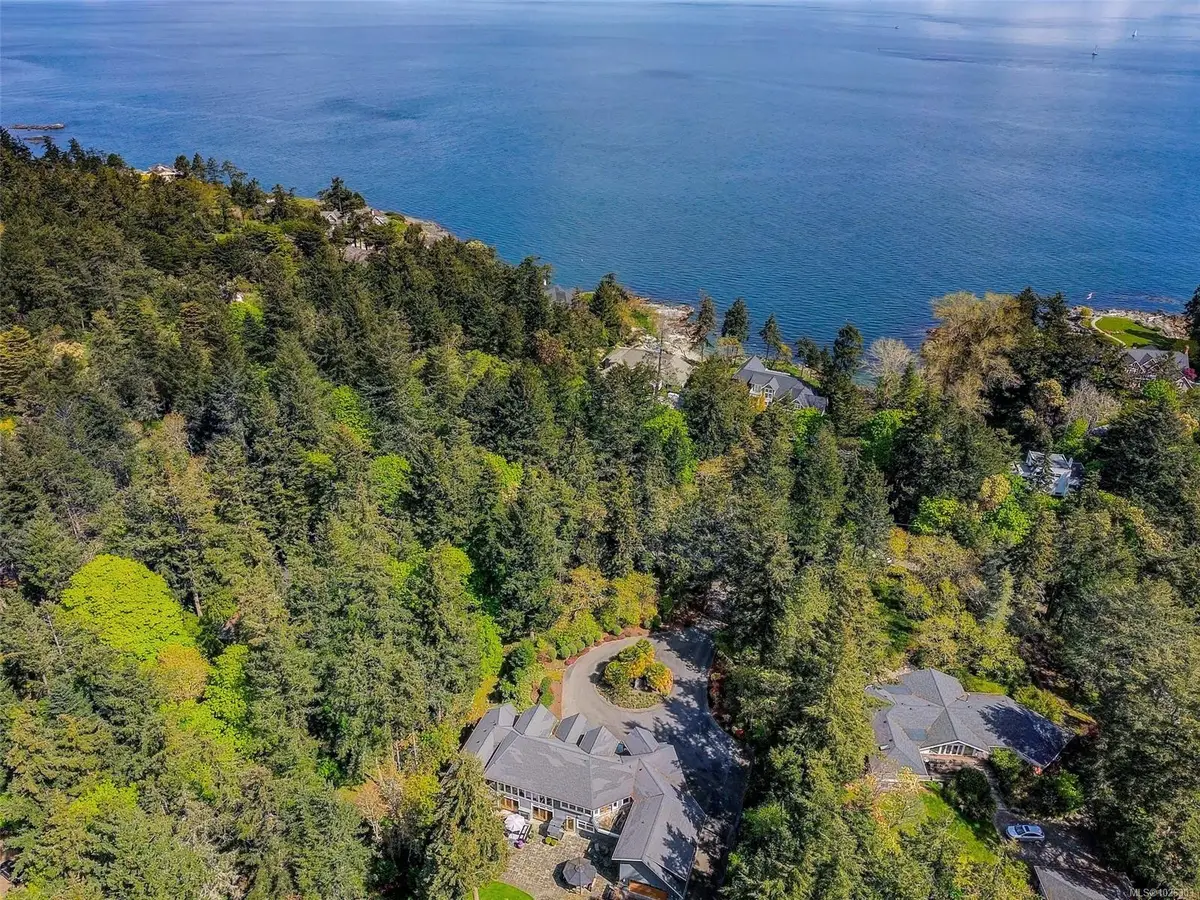 2615 Queenswood Dr, Saanich BC V8N 1X6