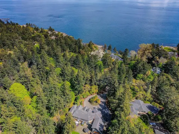 2615 Queenswood Dr, Saanich BC V8N 1X6 - 5 bed, 6 bath in Saanich