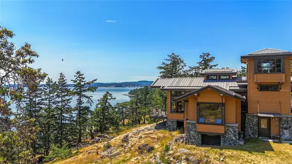 730 Treetops Spur, Sidney Island BC V8M 1W3 - 4 bed, 1.0 bath in Sidney Island