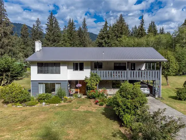 1301 Sayward Rd, Sayward BC V0P 1R0 - 5 bed, 3 bath in Sayward