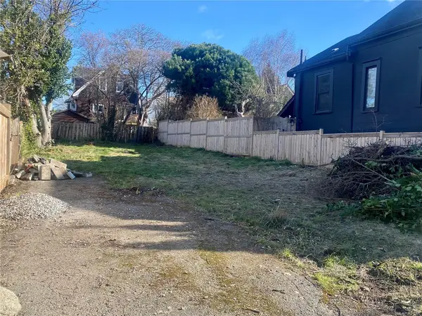 2017 Cameron St, Victoria BC V8T 3N4