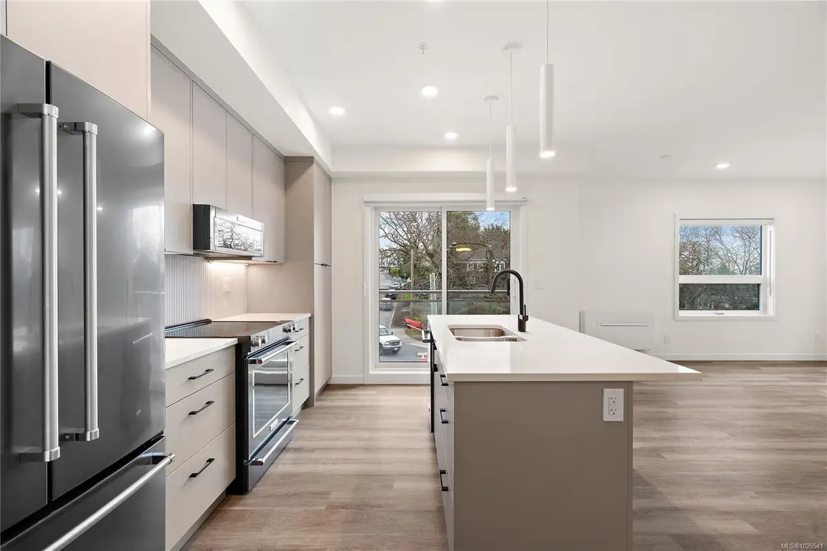 610 Lampson St #407, Esquimalt BC V9A 0L4