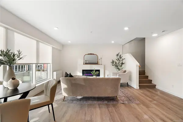 1102 Esquimalt Rd, Esquimalt BC V9A 0L3