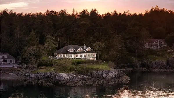 2600 Queenswood Dr, Saanich BC V8N 1X5 - 5 bed, 7 bath in Saanich