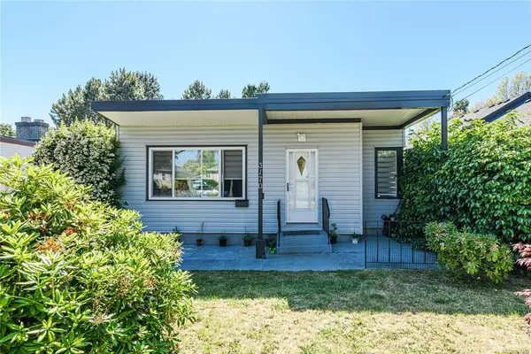 3170 Alder St, Victoria BC V8X 1N8 - 5 bed, 2 bath in Victoria
