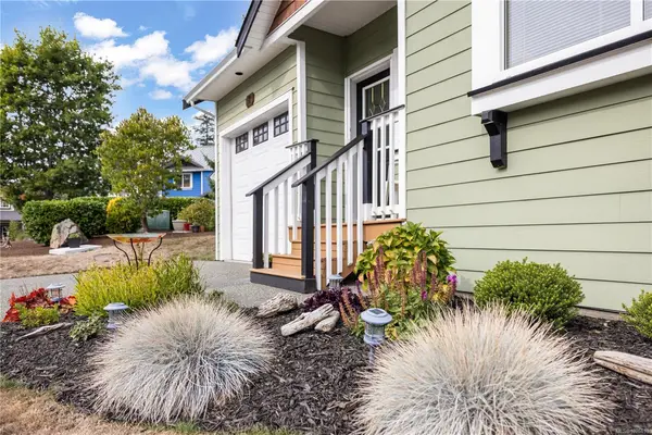 8 Newstead Cres, View Royal BC V9B 6L4