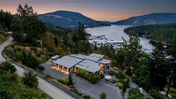 6088 Genoa Bay Rd, Duncan BC V9L 5Y5 - 5 bed, 5.0 bath in Duncan