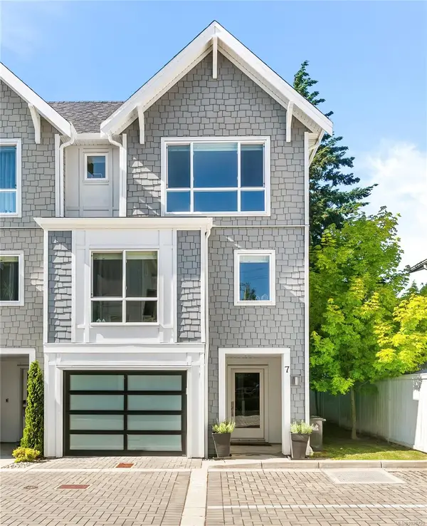 1032 Cloverdale Ave # 7, Saanich BC V8X 2T9 - 3 bed, 4 bath in Saanich