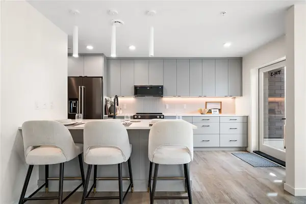 1102 Esquimalt Rd, Esquimalt BC V9A 0L3 - 2 bed, 3 bath in Esquimalt