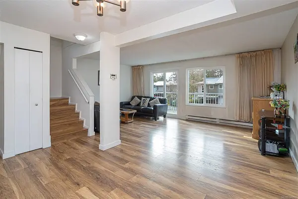 590 Carnation Pl, Saanich BC V8Z 6G5 - 3 bed, 2 bath in Saanich