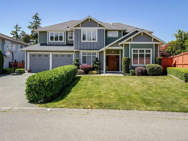 4276 Kincaid St, Saanich BC V8X 4R3 - 8 bed, 7 bath in Saanich