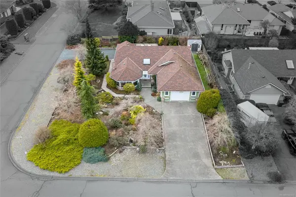 559 Hollywood Rd, Qualicum Beach BC V9K 1A1 - 3 bed, 2 bath in Qualicum Beach