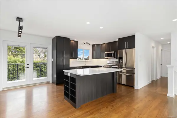 1964 Genoa Pl, Central Saanich BC V8M 1M1 - 5 bed, 2.0 bath in Central Saanich