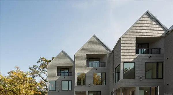 909 Redfern Rd # 2, Victoria BC V8S 4H8 - 3 bed, 3 bath in Victoria