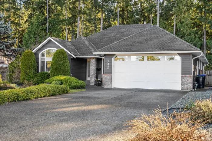 745 Redwood Dr, Qualicum Beach BC V9K 2J2