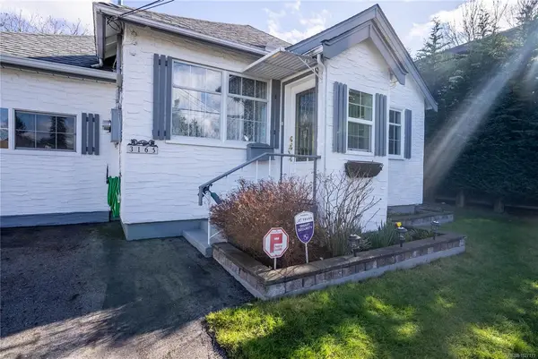 3165 Wascana St, Saanich BC V9A 1W4