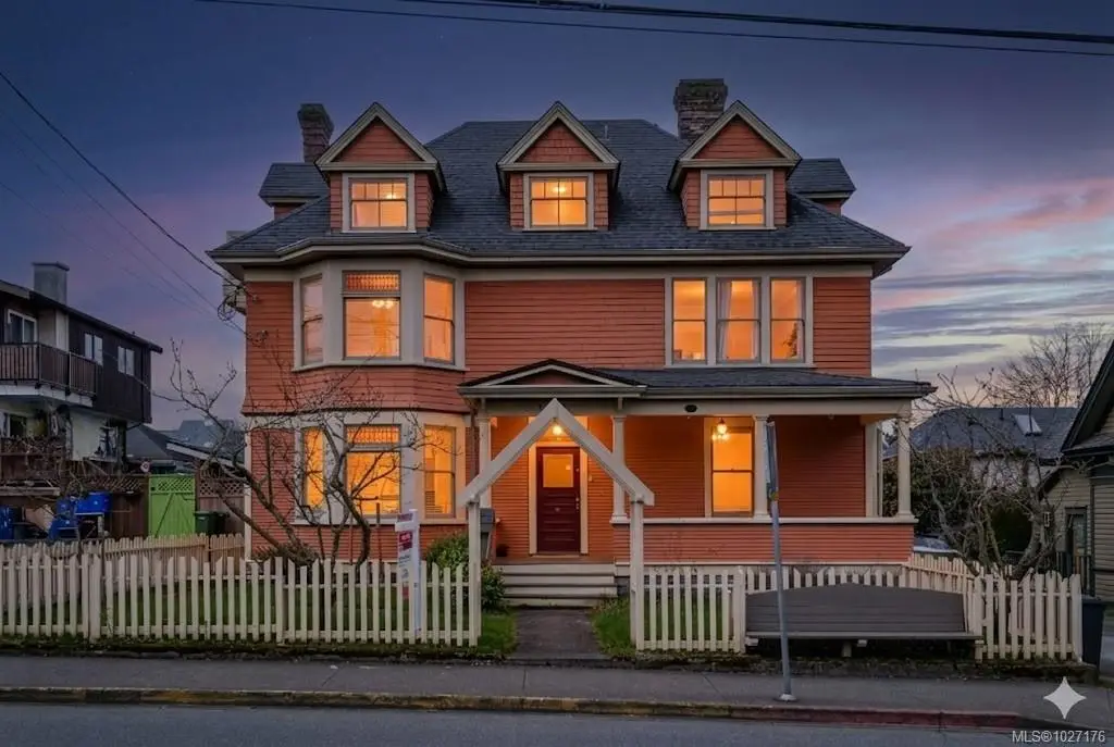 1418 Fernwood Rd, Victoria BC V8V 4P7