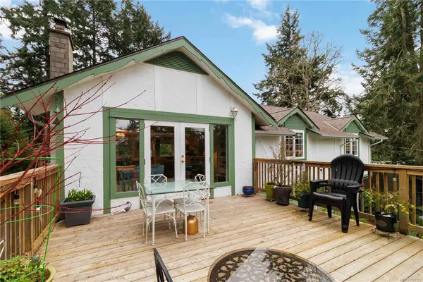 4719 Treetop Hts, Saanich BC V8Y 1E2 - 5 bed, 3.0 bath in Saanich